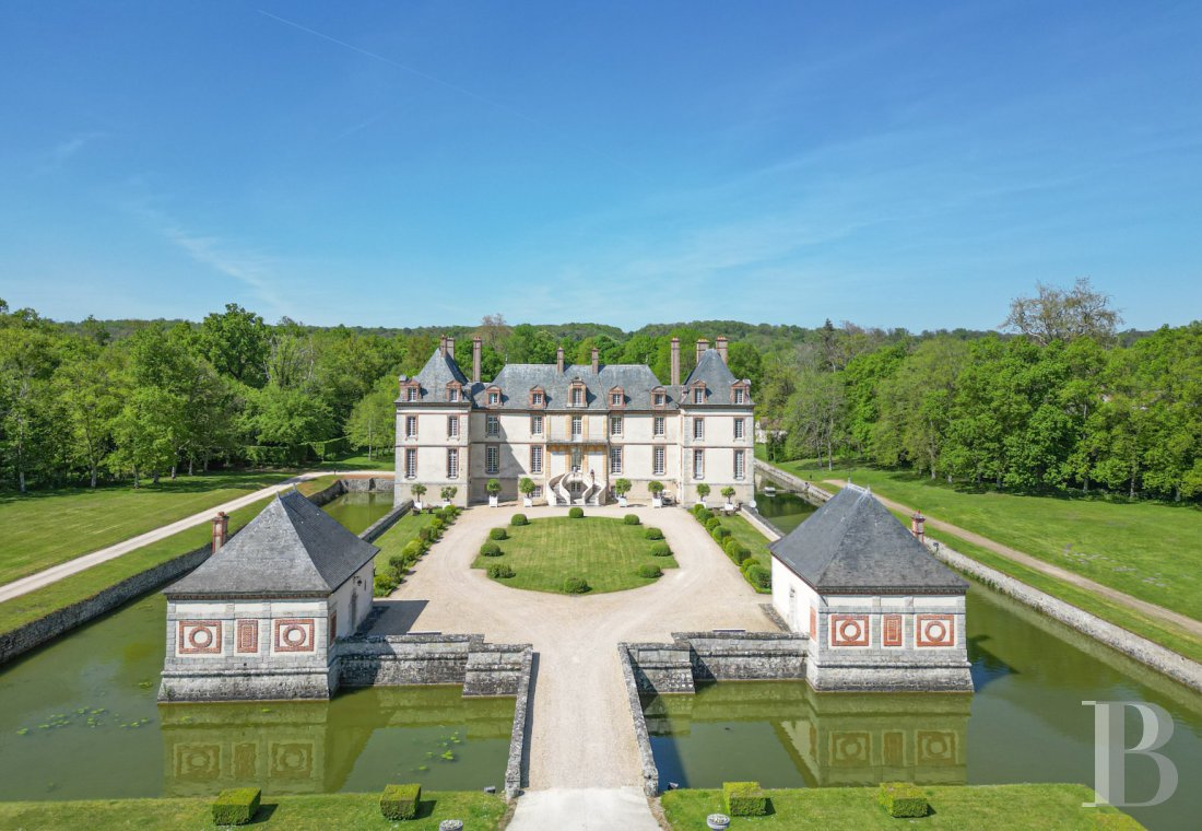 En Seine-et-Marne, entre Fontainebleau et Nemours, un château de famille du 17e siècle - photo  n°1